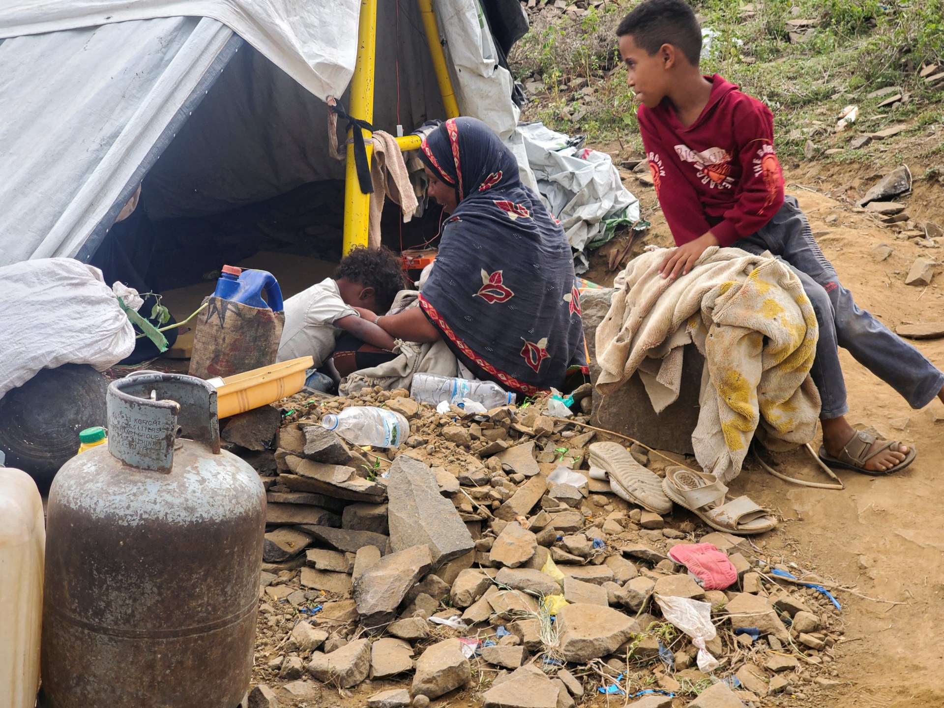More than 100,000 displaced as they flee violence in Yemen: UN